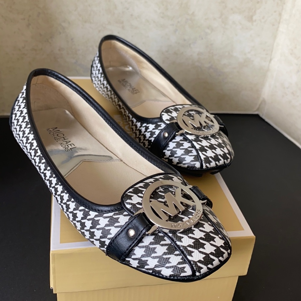 Michael Kors Women Fulton Moc Close Toe Shoes- Black/White Size 6.5M